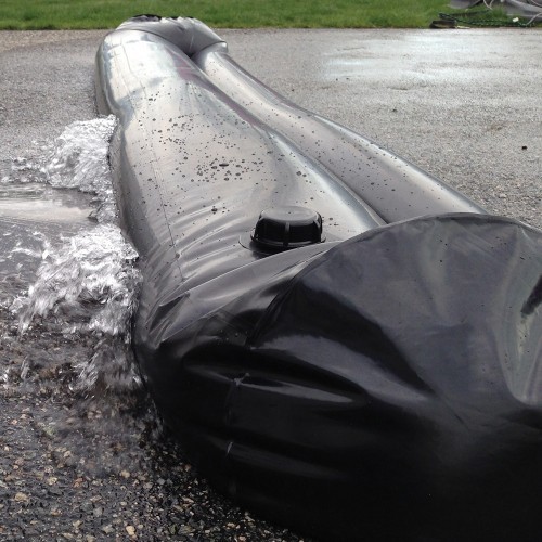 Barrière anti-inondation réutilisable et facile à mettre en place.