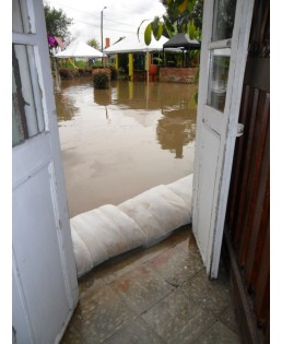 20 sacs anti-inondations Floodsax réutilisables et faciles à stocker.