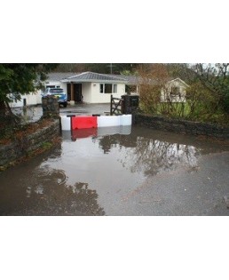 Barrage modulable anti-inondations : protection jusqu'à 90cm d'eau.